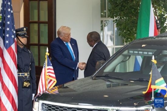 5月21日，美國(guó)總統(tǒng)特朗普（左二）在華盛頓白宮迎接到訪的南非總統(tǒng)拉馬福薩。新華社記者 胡友松 攝