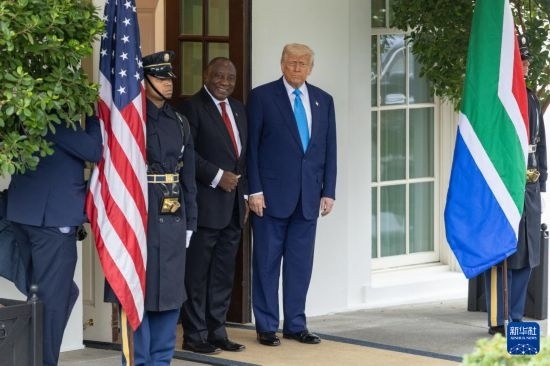 5月21日，美國(guó)總統(tǒng)特朗普（右二）在華盛頓白宮迎接到訪的南非總統(tǒng)拉馬福薩（右三）。新華社記者 胡友松 攝