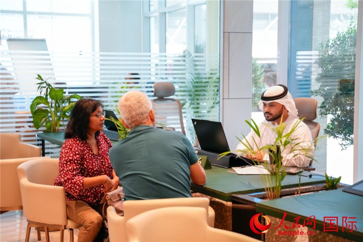 在阿治曼自由區(qū)一站式服務(wù)中心內(nèi)，工作人員為客商辦理業(yè)務(wù)。人民網(wǎng) 塔里克·易卜拉欣攝