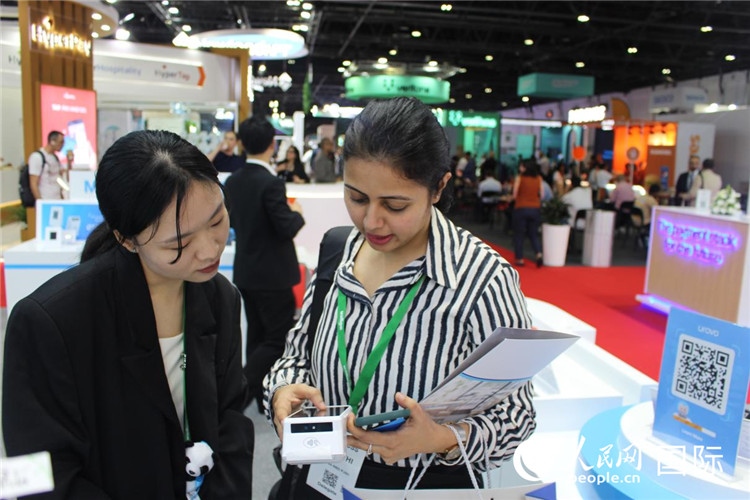 中外嘉賓交流。人民網(wǎng) 杰勒德·阿勒費(fèi)爾攝