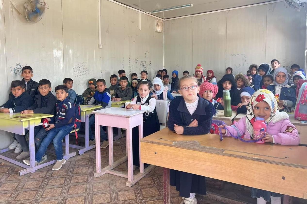 伊拉克卡爾巴拉省學(xué)生在簡(jiǎn)易板房?jī)?nèi)上課。中國(guó)電建供圖