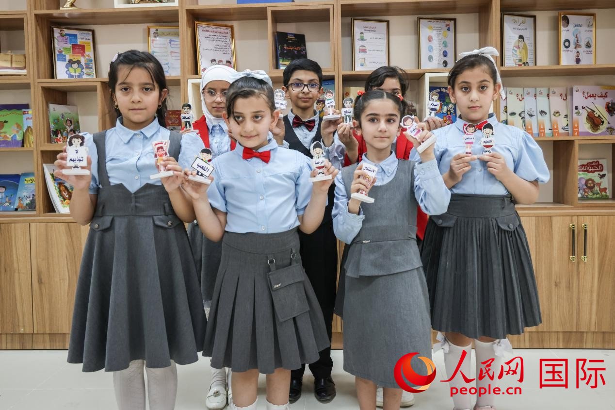 阿爾穆塔?阿里卡特國(guó)際學(xué)校的學(xué)生在圖書(shū)室上課。人民網(wǎng)記者 薛丹攝