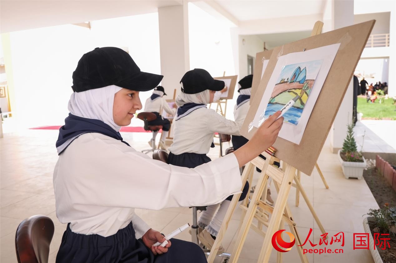 圖為阿爾·圖拉女子學校學生在上美術課。人民網(wǎng)記者 薛丹攝