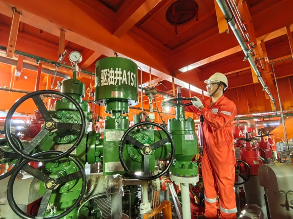 生產人員正在打開二氧化碳驅油井采油樹閥門。受訪者供圖