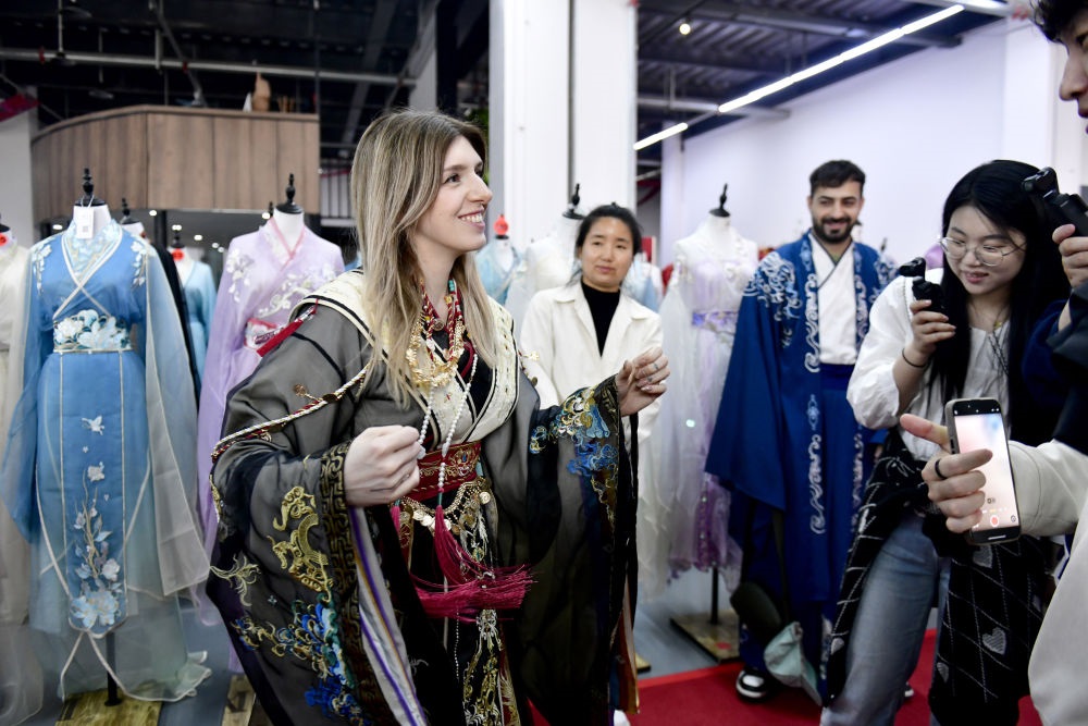 2025年4月8日，參加曹縣漢服文化節(jié)的意大利嘉賓卡米拉在試穿漢服。新華社記者郭緒雷 攝