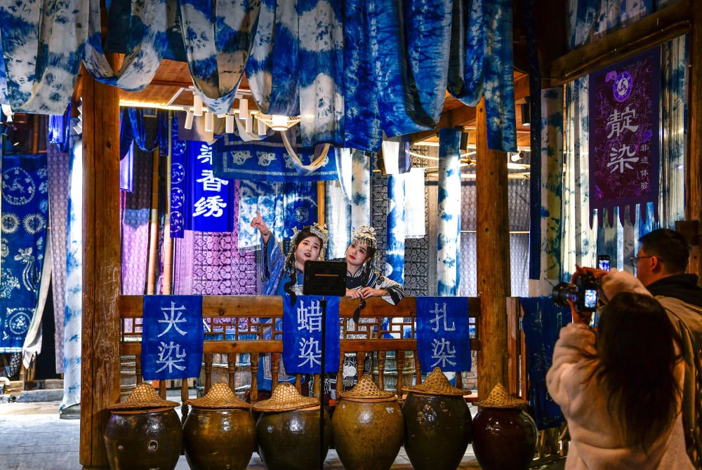 2025年3月17日，游客在貴州省黎平縣肇興侗寨里留影。新華社記者楊文斌 攝