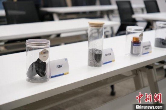 5月20日，浙大高分子科學(xué)與工程學(xué)系內(nèi)擺放著石墨礦等。 曹丹 攝