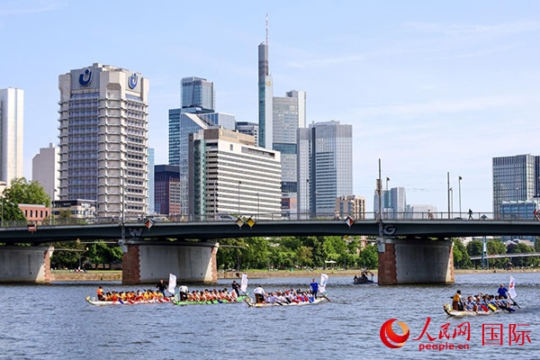 龍舟賽隊伍奮力揮槳、破浪前行。人民網(wǎng) 依琳攝