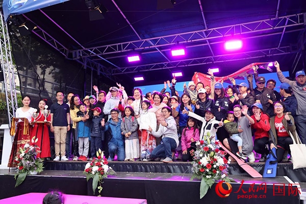 獲獎選手們上臺領獎并合影留念。人民網(wǎng)記者 劉仲華攝