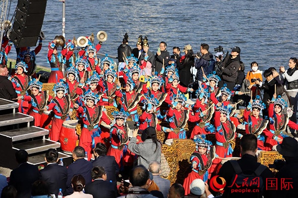 龍舟賽開幕式上，《楊家將戰(zhàn)鼓》演奏引爆全場。人民網(wǎng) 依琳攝