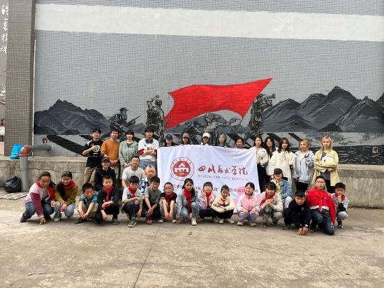 “行動(dòng)中的課堂：探尋茶馬古道紅色印記”工作坊與當(dāng)?shù)匦W(xué)生共同創(chuàng)作主題壁畫。