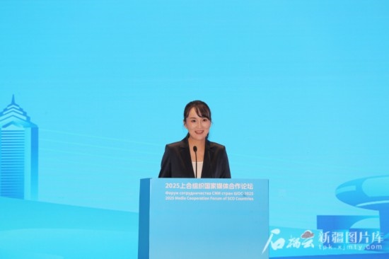 5月23日，在2025上合組織國家媒體合作論壇青年文化交流營活動中，人民日報社記者阿爾達克·塔巴拉克發(fā)言。石榴云/新疆日報記者 李雄心攝