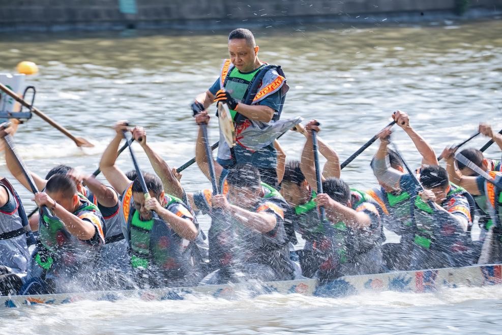2025年5月27日，浙江寧波云龍鎮(zhèn)，首屆“我們的節(jié)日?端午看云龍”農(nóng)民龍舟邀請(qǐng)賽舉行。（圖片來(lái)源：視覺(jué)中國(guó)）