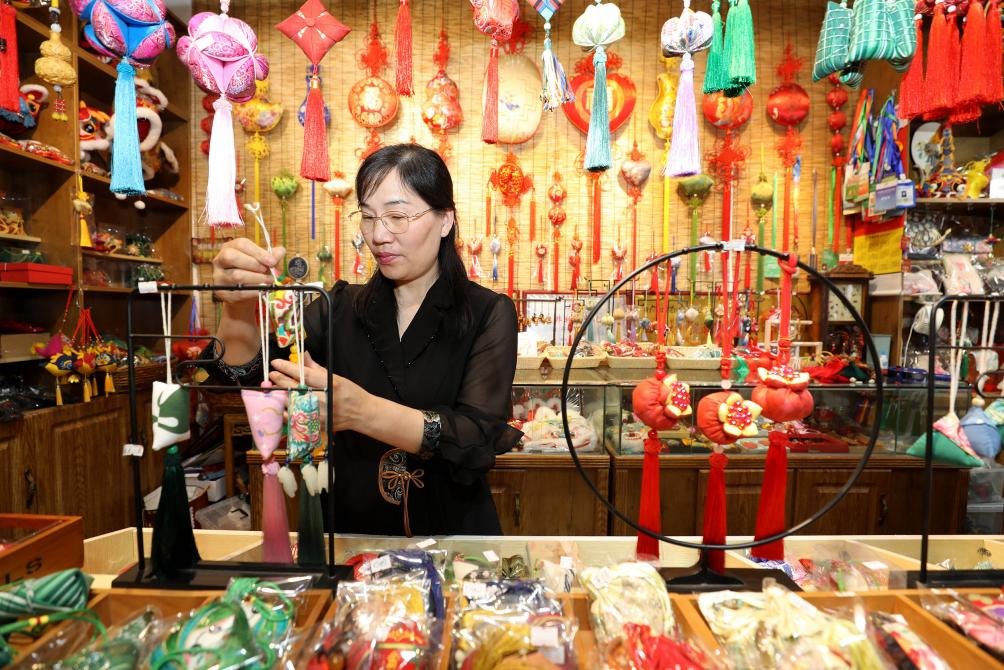 2025年5月25日，安徽省淮北市，非遺香包上貨架。（圖片來(lái)源：視覺(jué)中國(guó)）