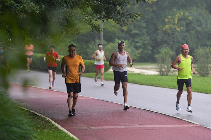 2024年7月14日，市民在北京中軸線延長(zhǎng)線上的奧林匹克森林公園運(yùn)動(dòng)鍛煉。