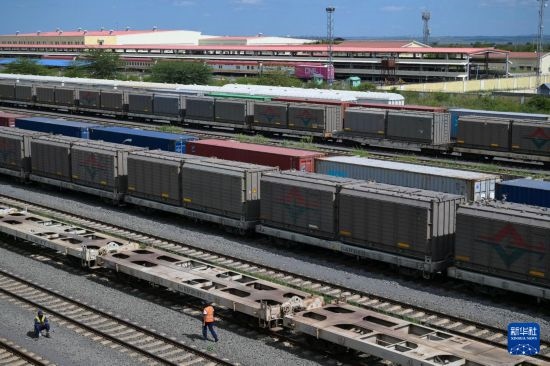 5月31日，在蒙內(nèi)鐵路內(nèi)羅畢站到發(fā)場，鐵路工人在鐵道旁巡檢。新華社記者 楊光 攝