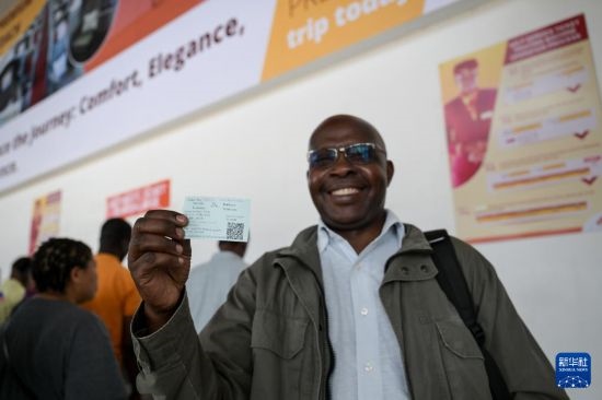 5月31日，在蒙內(nèi)鐵路內(nèi)羅畢站，一名前往蒙巴薩的乘客展示車票。新華社記者 楊光 攝