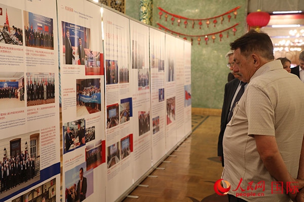 與會(huì)嘉賓參觀中俄科技創(chuàng)新合作圖片展。人民網(wǎng)記者 肖新新攝