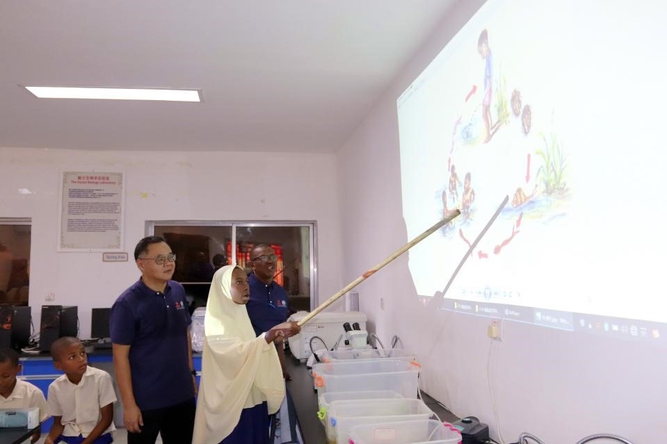 血吸蟲病健康教育講座。施亮攝