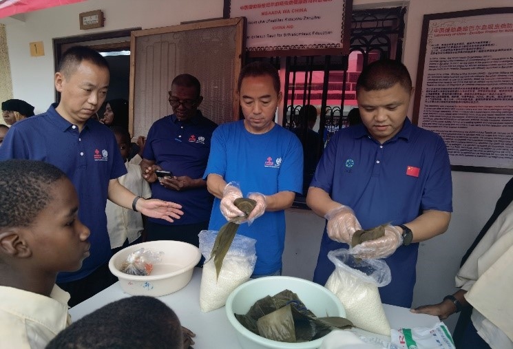 中方專家示范包粽子。施亮攝