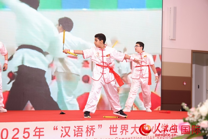 雙節(jié)棍表演。人民網(wǎng)記者任皓宇攝