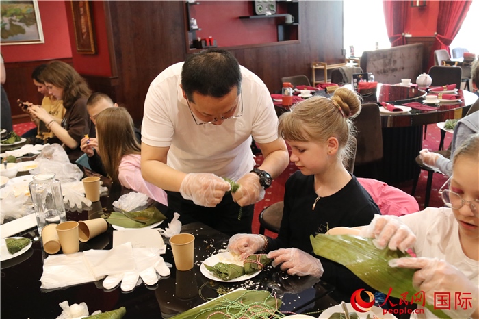 烏克蘭兒童學(xué)習(xí)體驗(yàn)包粽子。人民網(wǎng)記者蔡子暢攝