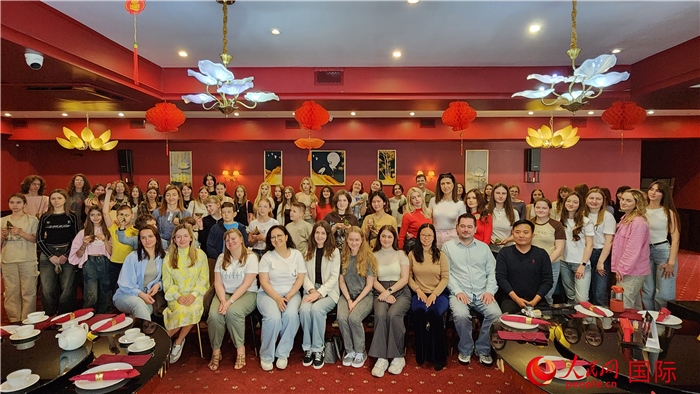 “慶端午學(xué)中文”活動(dòng)全體合照。人民網(wǎng)記者蔡子暢攝