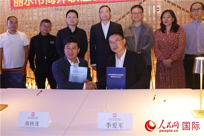 浙江省青田華僑實(shí)驗(yàn)高級中學(xué)與巴西里約中國國際學(xué)校在座談會(huì)上締結(jié)為友好學(xué)校，青田縣人民政府僑務(wù)辦公室主任季愛軍和擔(dān)任巴西里約中國國際學(xué)校董事長的鄭俠茂作為代表簽署協(xié)議。 人民網(wǎng)記者 時(shí)元皓攝