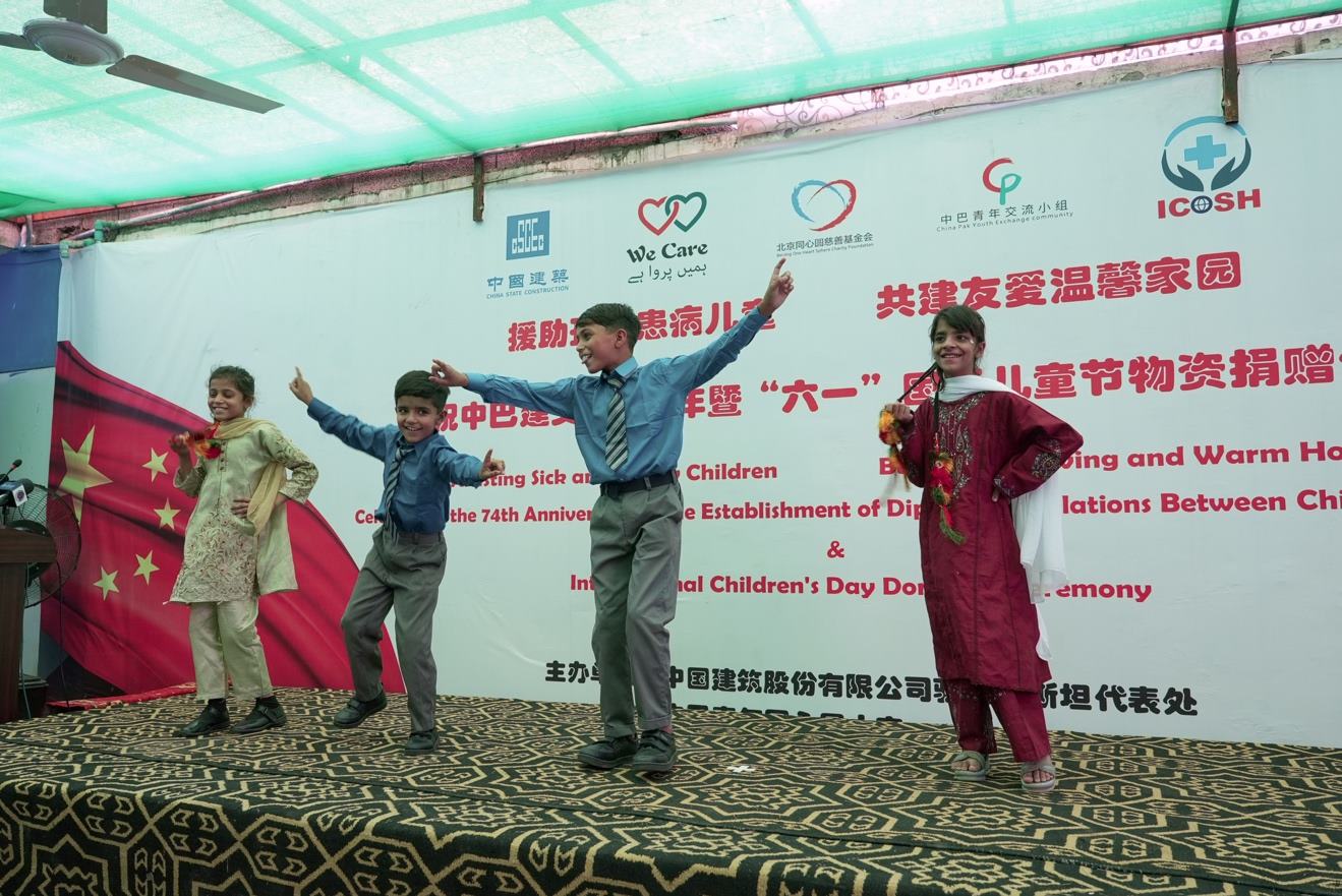 受捐孤兒在活動現(xiàn)場表演自己創(chuàng)作的舞蹈節(jié)目。瓦加斯·阿赫邁德攝