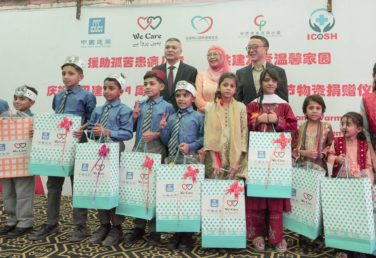 受捐孤兒在儀式上合影留念。瓦加斯·阿赫邁德攝