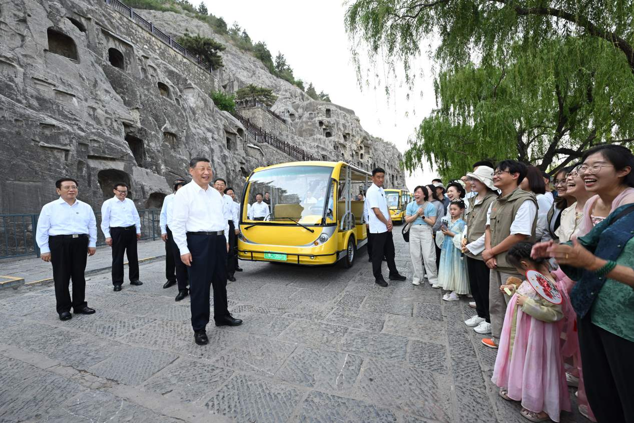 5月19日，習(xí)近平在洛陽龍門石窟考察時，同游客親切交流。