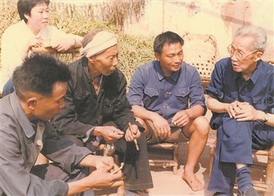 侯光炯（右一）和農(nóng)民在一起親切交流。 西南大學(xué)檔案館供圖