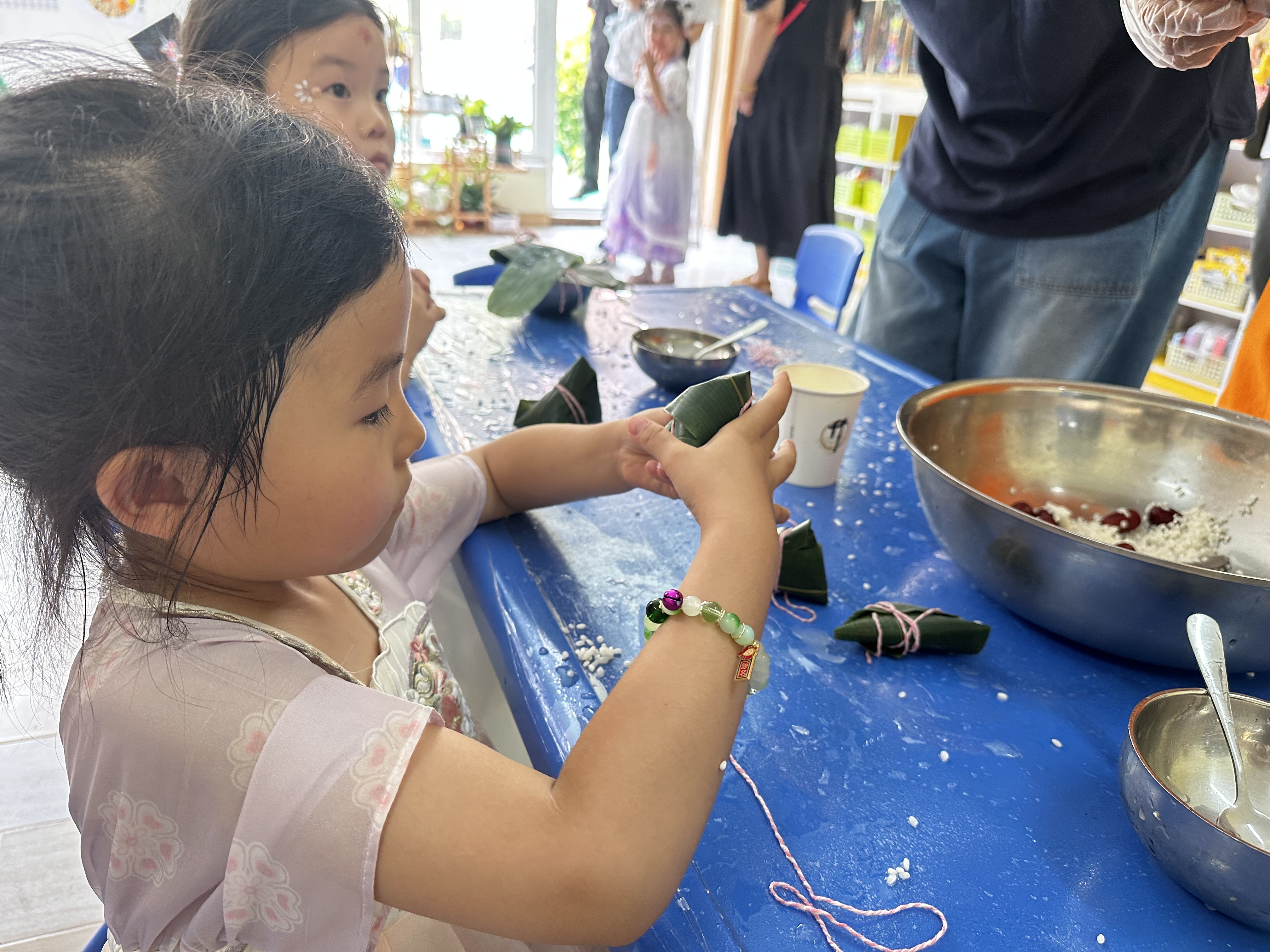 小朋友在體驗(yàn)包粽子。人民網(wǎng)記者 楊虞波羅攝