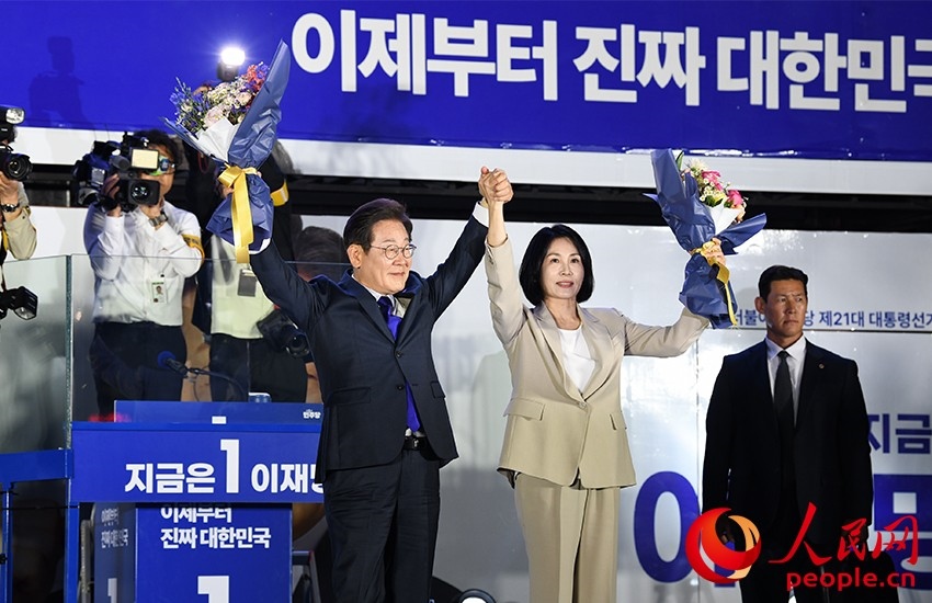 6月4日凌晨，確定當(dāng)選韓國總統(tǒng)的李在明舉手向歡呼的支持者們致意。 人民網(wǎng) 康炯彬攝