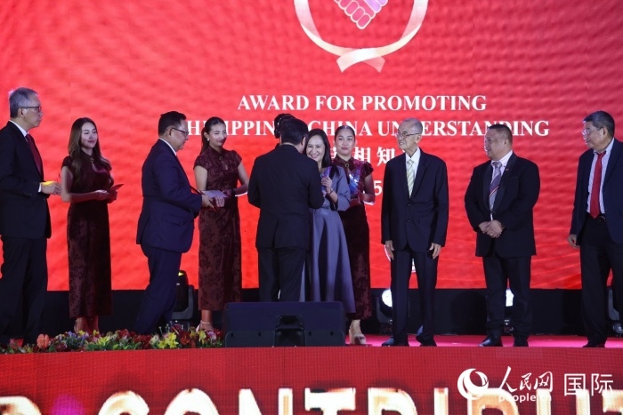 黃溪連大使給榮獲“重要貢獻(xiàn)獎”的奎松市市長喬伊·貝蒙蒂等人頒獎。人民網(wǎng)記者 樊帆攝