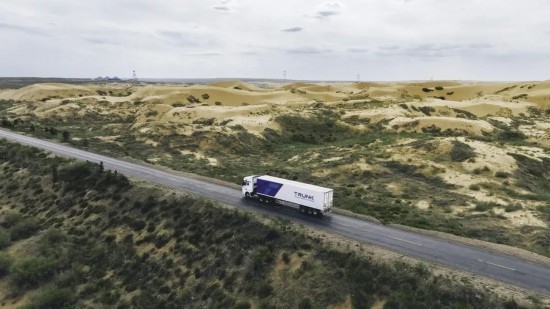 主線科技智能卡車行駛在路上。